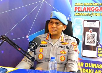 Kabidpropam Polda Jambi Kombes Pol. Darno saat menjadi narasumber dalam podcast live streaming di Studio Jambi TV, Senin (30/3/2026). (Dok: Alpin)