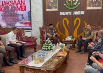 Kepala Kejaksaan Tinggi Jambi Sugeng Hariadi menerima kunjungan silaturahmi General Manager PT PLN (Persero) Unit Induk Pembangunan Sumatera Bagian Tengah Achmadi Abbas di Kantor Kejati Jambi, Selasa (10/3/2026). (Dok: Rudi)