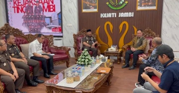Kepala Kejaksaan Tinggi Jambi Sugeng Hariadi menerima kunjungan silaturahmi General Manager PT PLN (Persero) Unit Induk Pembangunan Sumatera Bagian Tengah Achmadi Abbas di Kantor Kejati Jambi, Selasa (10/3/2026). (Dok: Rudi)