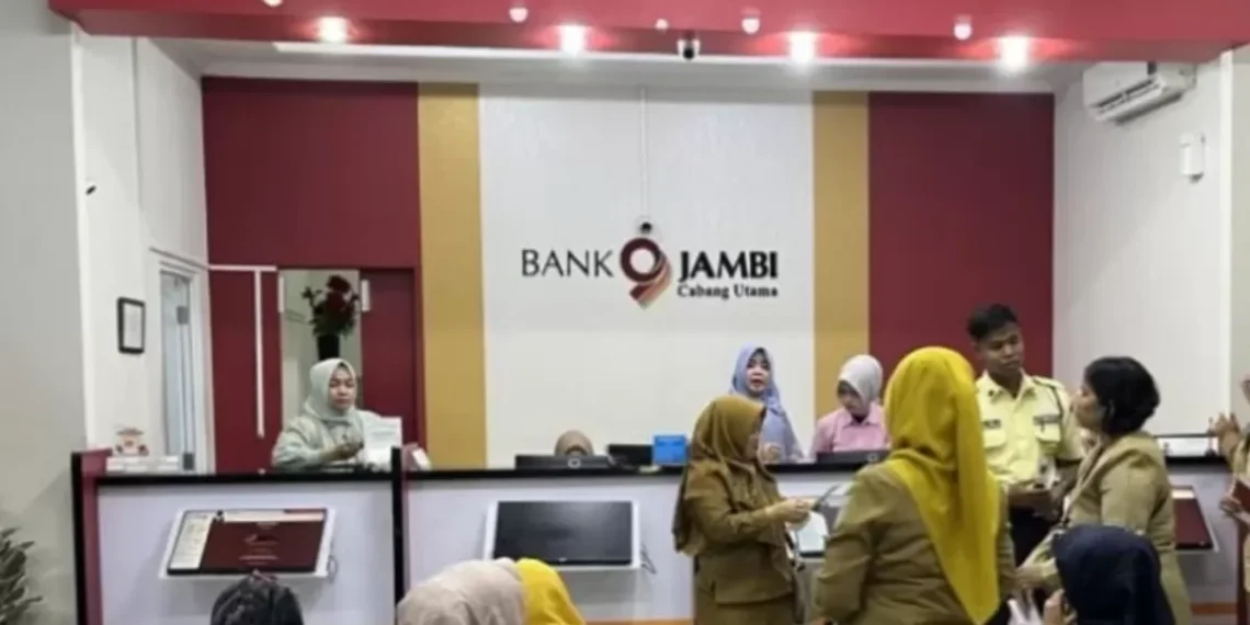 aktivitas Kantor utama Bank Jambi. (Dok: Alpin)