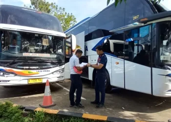 Pemeriksaan ramp chek bus oleh petugas di Terminal Alam Barajo. (Dok: Rudi)