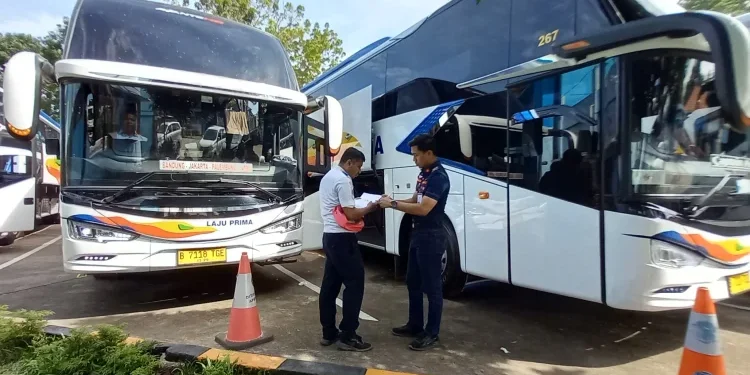 Pemeriksaan ramp chek bus oleh petugas di Terminal Alam Barajo. (Dok: Rudi)