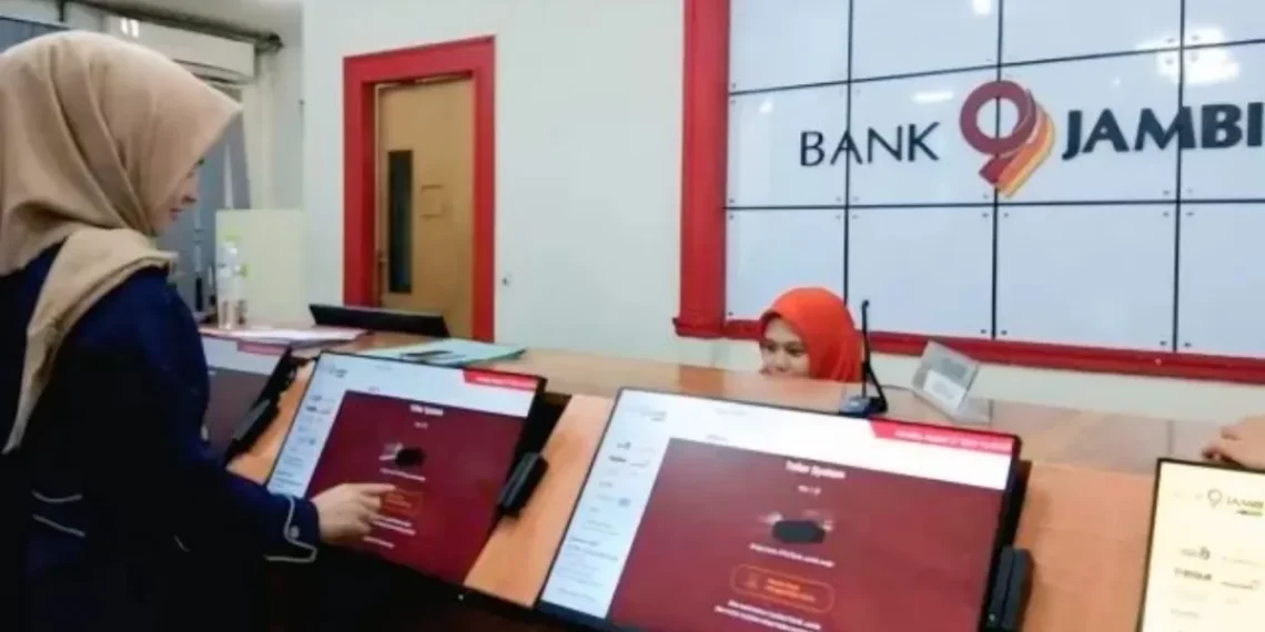 Layanan di Kantor Bank Jambi. (Dok: Alpin)