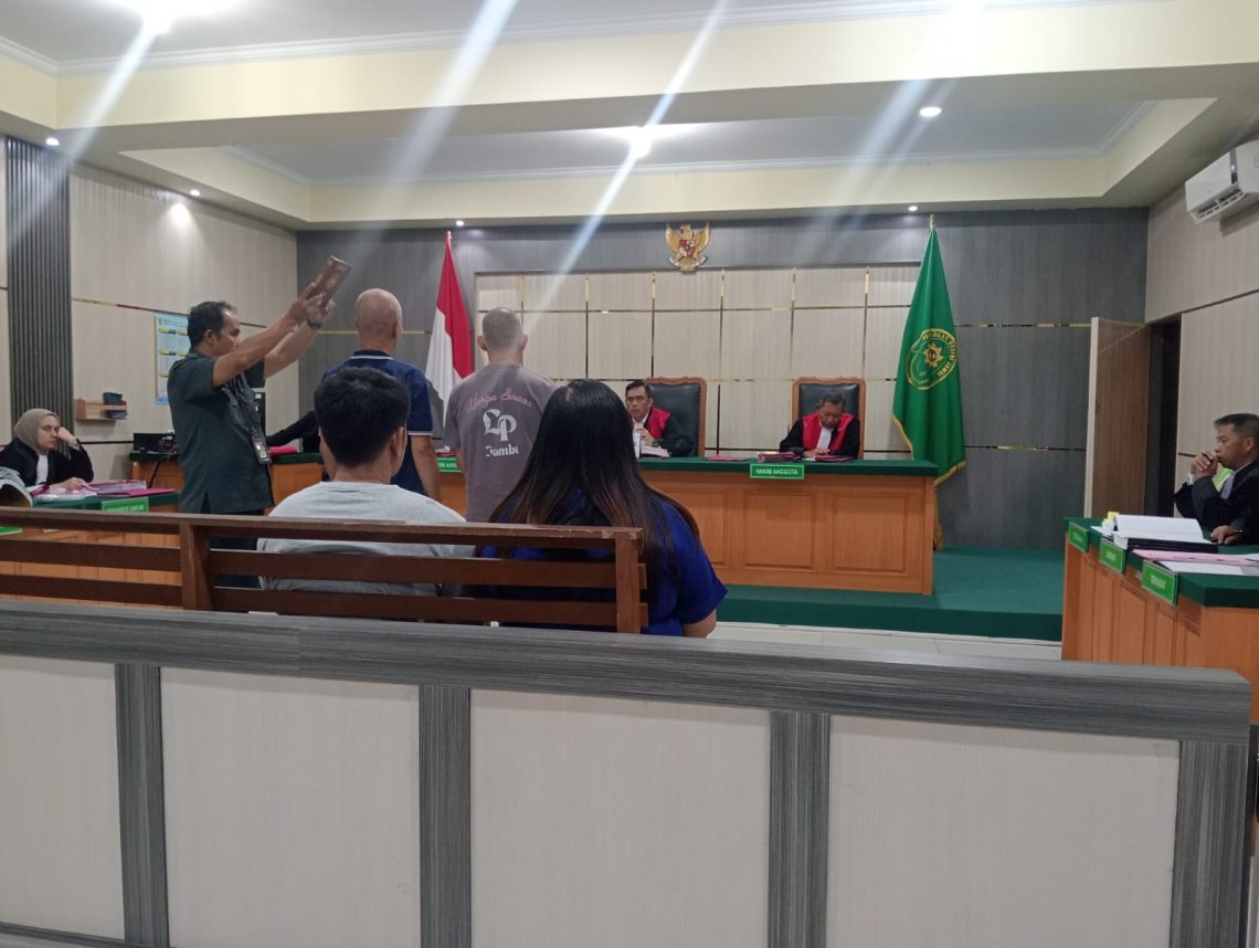 Sidang lanjutan perkara TPPU terdakwa Helen di Pengadilan Negeri Jambi menghadirkan saksi dari keluarga yang mengungkap aliran dana miliaran rupiah di ruang persidangan. (Dok: Rudi)