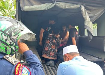 Personel Polsek Jambi Timur bergerak cepat mengamankan seorang pria ODGJ di Talang Banjar. (Dok: Alpin)