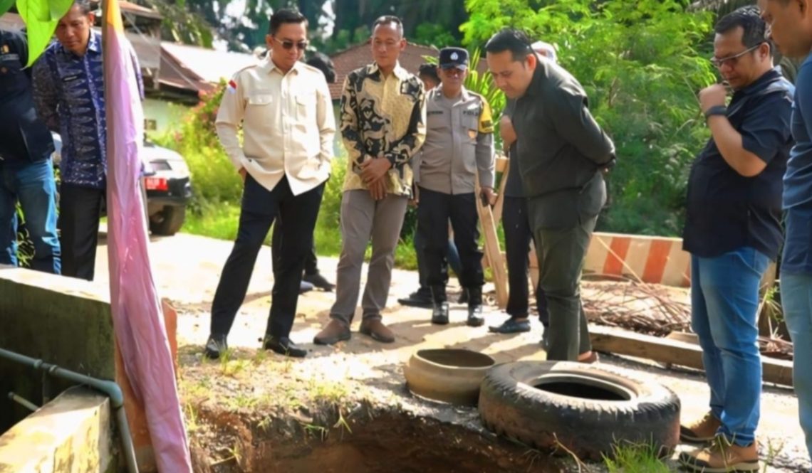 Bupati Merangin M. Syukur bersama jajaran OPD meninjau langsung kondisi jalan dan box culvert rusak di sejumlah desa. (Dok: Rahmat)