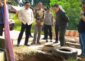 Bupati Merangin M. Syukur bersama jajaran OPD meninjau langsung kondisi jalan dan box culvert rusak di sejumlah desa. (Dok: Rahmat)