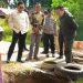Bupati Merangin M. Syukur bersama jajaran OPD meninjau langsung kondisi jalan dan box culvert rusak di sejumlah desa. (Dok: Rahmat)
