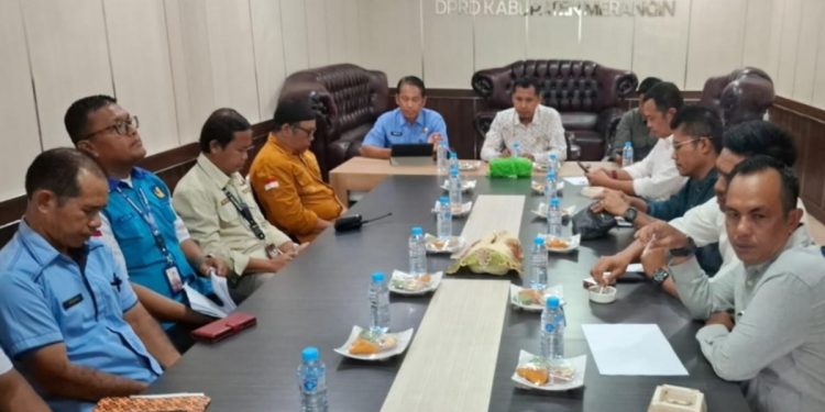 Komisi III DPRD Merangin saat menggelar RDP bersama Diskominfo Merangin di Ruang Banmus DPRD, Selasa (28/4). (Dok: Rudi)