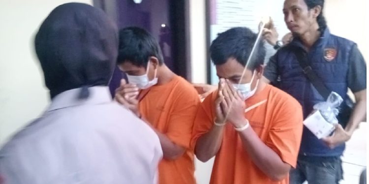Dua pelaku pembacokan sadis yang menewaskan seorang warga di Alam Barajo berhasil diamankan di Polsek Kotabaru. (Dok: Alpin)