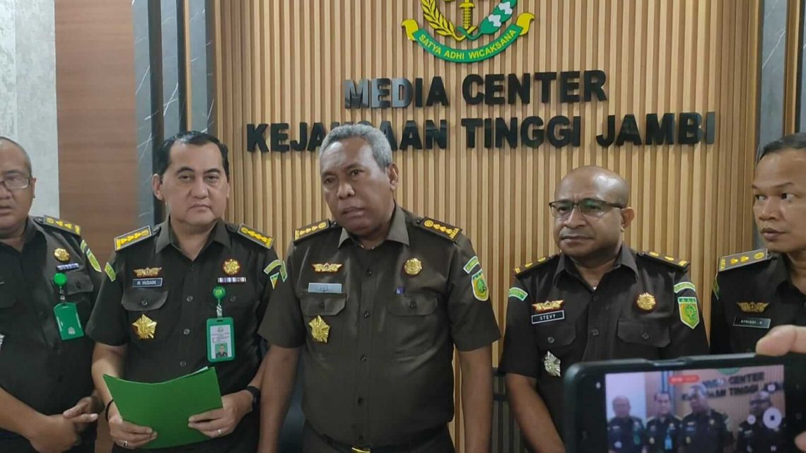 Asisten Tindak Pidana Khusus Kejati Jambi, Adam Ohailed saat dikonfirmasi di Kejati Jambi. (Dok: Rudi)