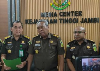 Asisten Tindak Pidana Khusus Kejati Jambi, Adam Ohailed saat dikonfirmasi di Kejati Jambi. (Dok: Rudi)