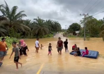 Kondisi banjir yang merendam akses Jalan Nasional di Desa Lubuk Mandarsah, Tebo, menyebabkan ratusan rumah terdampak dan arus transportasi lumpuh total. (Dok: Rudi)