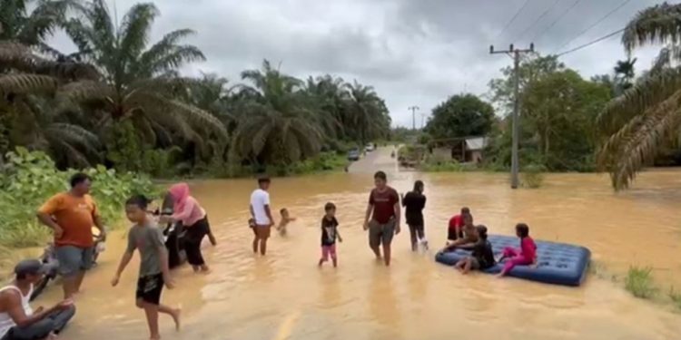Kondisi banjir yang merendam akses Jalan Nasional di Desa Lubuk Mandarsah, Tebo, menyebabkan ratusan rumah terdampak dan arus transportasi lumpuh total. (Dok: Rudi)