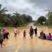 Kondisi banjir yang merendam akses Jalan Nasional di Desa Lubuk Mandarsah, Tebo, menyebabkan ratusan rumah terdampak dan arus transportasi lumpuh total. (Dok: Rudi)
