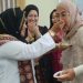 Ketua TP PKK Merangin Hj Lavita Syukur saat menerima suapan potong kue tumpeng di Gedung Pusat Layanan Usaha Terpadu (PLUT) Sungai Misang, Bangko. (Dok: Deni Satria Budi)