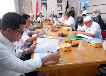 Bupati Muaro Jambi Bambang Bayu Suseno memimpin rapat koordinasi penguatan Program JKN bersama BPJS Kesehatan di Ruang Rapat Sekda Muaro Jambi. (Dok: Rahmat)