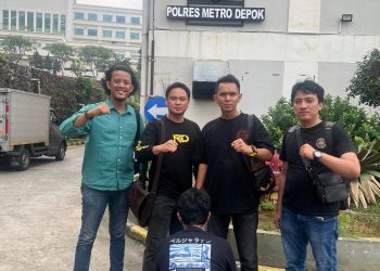 Petugas Polsek Jelutung menunjukkan tersangka kasus penggelapan BPKB mobil yang ditangkap di Depok setelah sempat buron, bersama sejumlah barang bukti dokumen pembiayaan. (DOk: Alpin)