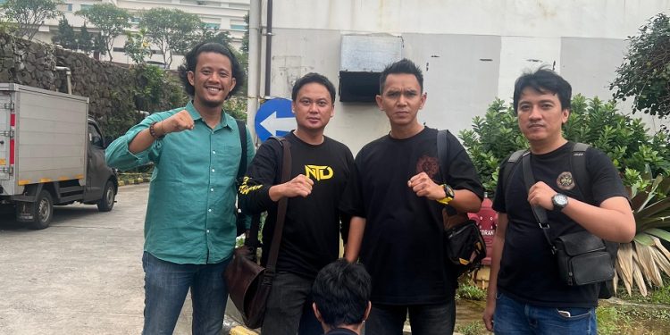 Petugas Polsek Jelutung menunjukkan tersangka kasus penggelapan BPKB mobil yang ditangkap di Depok setelah sempat buron, bersama sejumlah barang bukti dokumen pembiayaan. (DOk: Alpin)