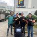 Petugas Polsek Jelutung menunjukkan tersangka kasus penggelapan BPKB mobil yang ditangkap di Depok setelah sempat buron, bersama sejumlah barang bukti dokumen pembiayaan. (DOk: Alpin)