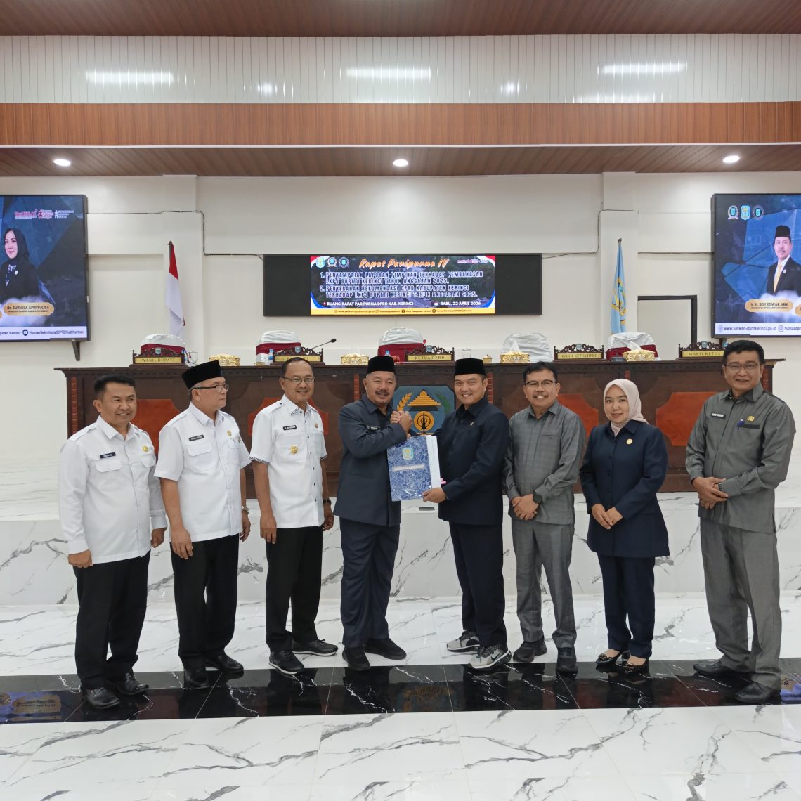 Ketua DPRD Kerinci Irwandri bersama Bupati Kerinci Monadi dalam Rapat Paripurna persetujuan LKPJ Tahun Anggaran 2025 di Aula DPRD Kerinci, Rabu (22/4/2026). (Dok: Rudi)