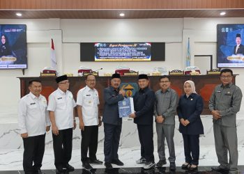 Ketua DPRD Kerinci Irwandri bersama Bupati Kerinci Monadi dalam Rapat Paripurna persetujuan LKPJ Tahun Anggaran 2025 di Aula DPRD Kerinci, Rabu (22/4/2026). (Dok: Rudi)