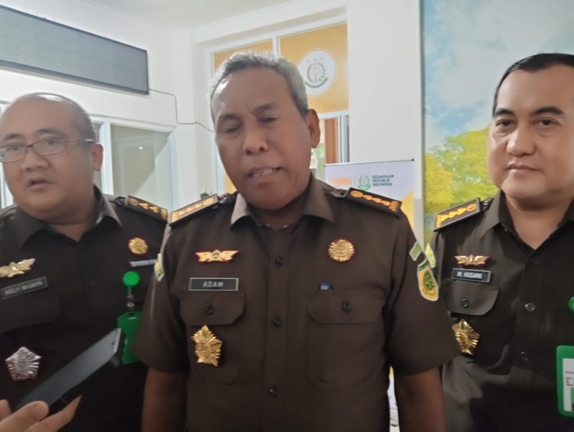 Asisten Tindak Pidana Khusus (Aspidsus), Adam Ohailed saat diwawancarai di kantor Kejati Jambi. (Dok: Rudi)