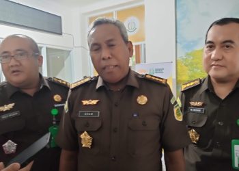 Asisten Tindak Pidana Khusus (Aspidsus), Adam Ohailed saat diwawancarai di kantor Kejati Jambi. (Dok: Rudi)