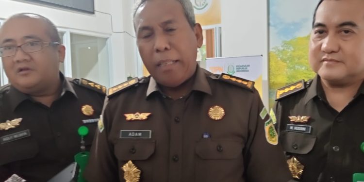 Asisten Tindak Pidana Khusus (Aspidsus), Adam Ohailed saat diwawancarai di kantor Kejati Jambi. (Dok: Rudi)