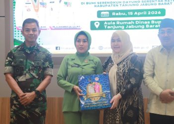 Bupati Tanjung Jabung Barat Anwar Sadat bersama Ketua TP-PKK Fadilah Sadat menyambut kunjungan kerja Danrem 042/Gapu Brigjen TNI Nyamin di Rumah Dinas Bupati. (Dok: Rudi)
