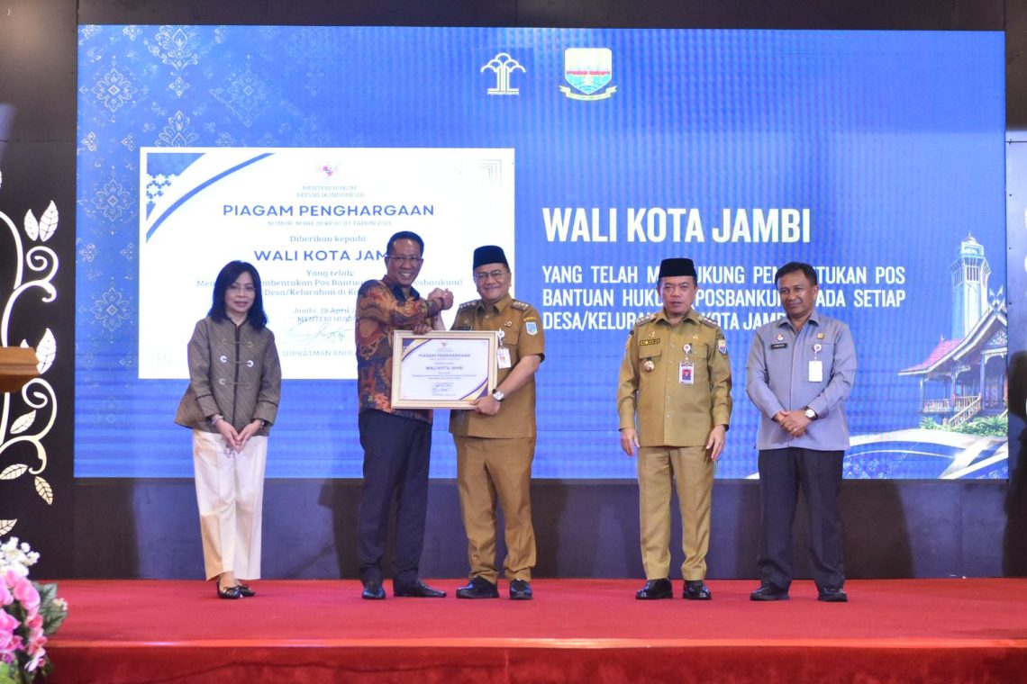Walikota Jambi Maulana saat menerima penghargaan dari Menteri Hukum Republik Indonesia, Dr. Supratman Andi Agtas, S.H., M.H., di Auditorium Rumah Dinas Gubernur Jambi, Selasa (28/04/2026). (Dok: Rahmat)