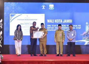 Walikota Jambi Maulana saat menerima penghargaan dari Menteri Hukum Republik Indonesia, Dr. Supratman Andi Agtas, S.H., M.H., di Auditorium Rumah Dinas Gubernur Jambi, Selasa (28/04/2026). (Dok: Rahmat)
