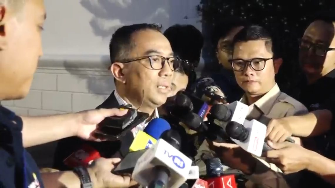 Menteri Pendidikan Tinggi, Sains, dan Teknologi (Mendikti Saintek) Brian Yuliarto saat diwawancarai usai menghadiri rapat terbatas bersama Presiden Prabowo di Istana Kepresidenan, Jakarta. (Dok: Badan Komunikasi Pemerintah (Bakom) RI)