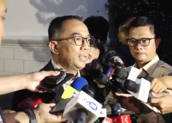 Menteri Pendidikan Tinggi, Sains, dan Teknologi (Mendikti Saintek) Brian Yuliarto saat diwawancarai usai menghadiri rapat terbatas bersama Presiden Prabowo di Istana Kepresidenan, Jakarta. (Dok: Badan Komunikasi Pemerintah (Bakom) RI)