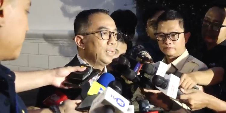 Menteri Pendidikan Tinggi, Sains, dan Teknologi (Mendikti Saintek) Brian Yuliarto saat diwawancarai usai menghadiri rapat terbatas bersama Presiden Prabowo di Istana Kepresidenan, Jakarta. (Dok: Badan Komunikasi Pemerintah (Bakom) RI)