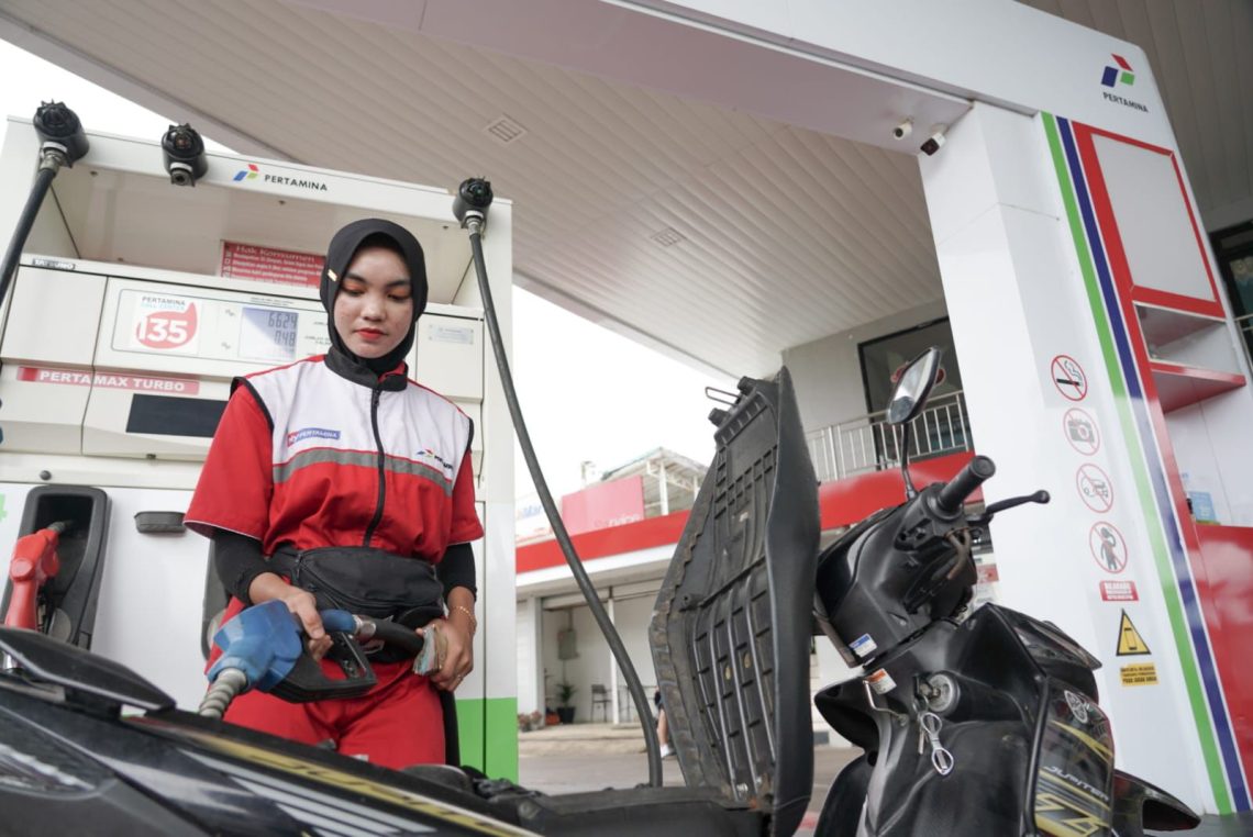 Petugas saat mengisi BBM ke kendaraan di SPBU. (Dok: Humas Pertamina)