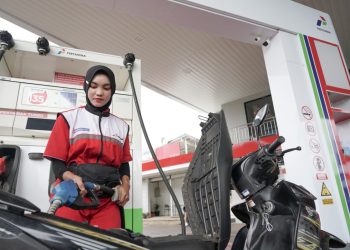 Petugas saat mengisi BBM ke kendaraan di SPBU. (Dok: Humas Pertamina)
