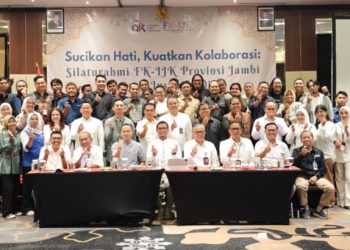 Kepala OJK Provinsi Jambi Yan Iswara Rosya bersama jajaran pimpinan industri jasa keuangan dan insan pers saat kegiatan silaturahmi FK-IJK di Hotel Aston Jambi, Kamis (2/4/2026). (Dok: Rahmat)
