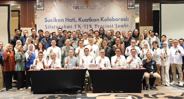 Kepala OJK Provinsi Jambi Yan Iswara Rosya bersama jajaran pimpinan industri jasa keuangan dan insan pers saat kegiatan silaturahmi FK-IJK di Hotel Aston Jambi, Kamis (2/4/2026). (Dok: Rahmat)