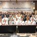 Kepala OJK Provinsi Jambi Yan Iswara Rosya bersama jajaran pimpinan industri jasa keuangan dan insan pers saat kegiatan silaturahmi FK-IJK di Hotel Aston Jambi, Kamis (2/4/2026). (Dok: Rahmat)