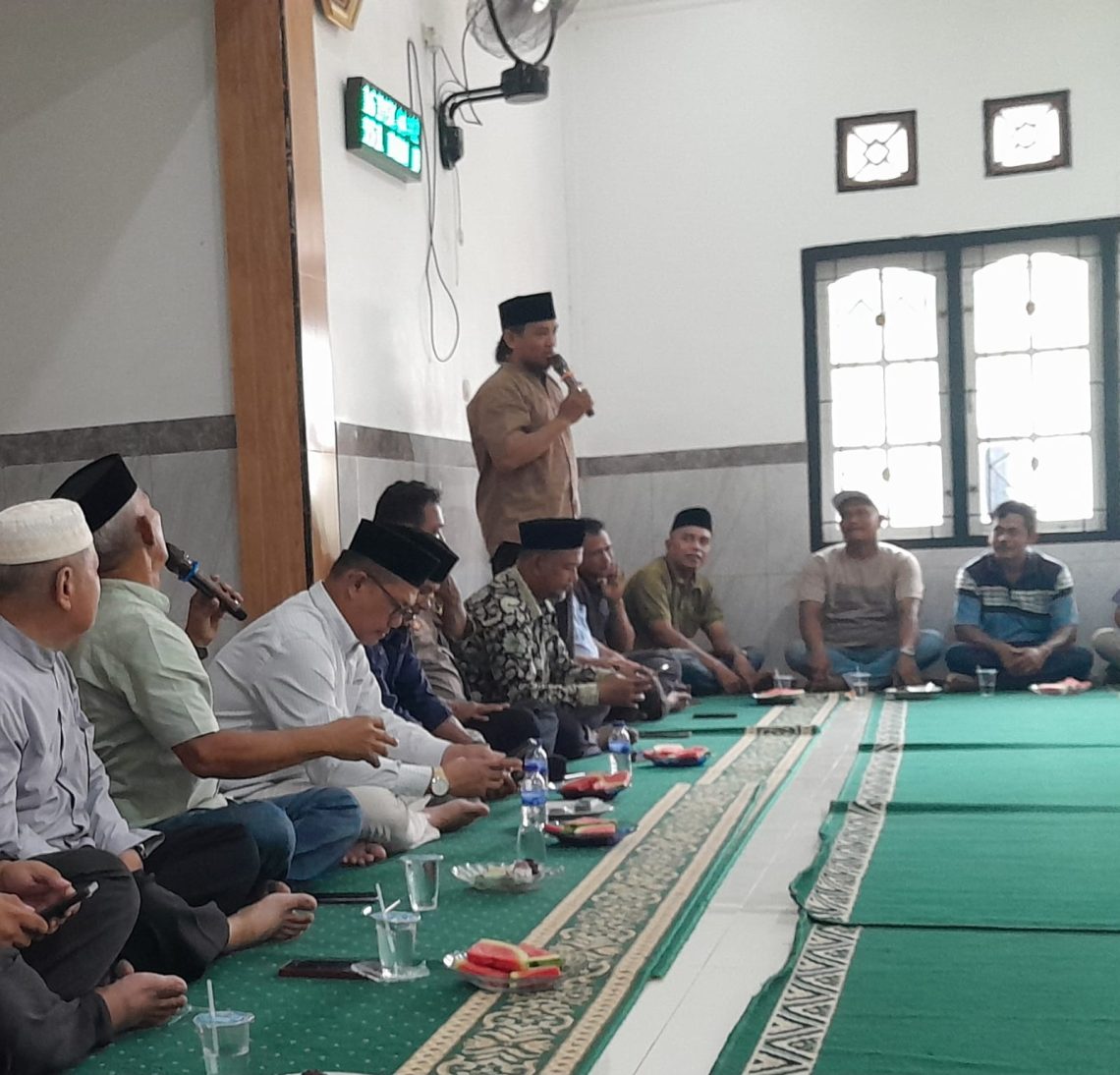 Ketua RT 14 Kenali Besar, Kecamatan Alam Barajo, Abdul Kholik memberikan sambutannya setelah terpilih. (Dok: Arwani)