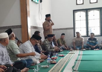Ketua RT 14 Kenali Besar, Kecamatan Alam Barajo, Abdul Kholik memberikan sambutannya setelah terpilih. (Dok: Arwani)
