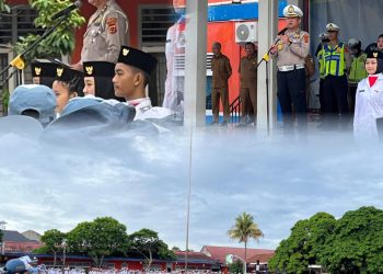 Personel Ditlantas Polda Jambi memberikan edukasi safety riding kepada siswa SMA Negeri 4 Kota Jambi dalam program “Police Go To School”, Senin (6/4/2026). (Dok: Alpin)