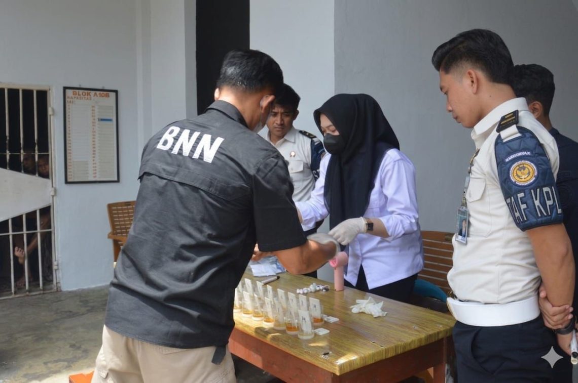 Petugas BNNK Tanjung Jabung Timur bersama jajaran Lapas Narkotika Muara Sabak saat melaksanakan tes urine massal terhadap warga binaan dan pegawai, Senin (6/4/2026). (Dok: Rudi)