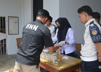Petugas BNNK Tanjung Jabung Timur bersama jajaran Lapas Narkotika Muara Sabak saat melaksanakan tes urine massal terhadap warga binaan dan pegawai, Senin (6/4/2026). (Dok: Rudi)