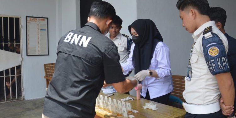 Petugas BNNK Tanjung Jabung Timur bersama jajaran Lapas Narkotika Muara Sabak saat melaksanakan tes urine massal terhadap warga binaan dan pegawai, Senin (6/4/2026). (Dok: Rudi)