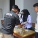 Petugas BNNK Tanjung Jabung Timur bersama jajaran Lapas Narkotika Muara Sabak saat melaksanakan tes urine massal terhadap warga binaan dan pegawai, Senin (6/4/2026). (Dok: Rudi)