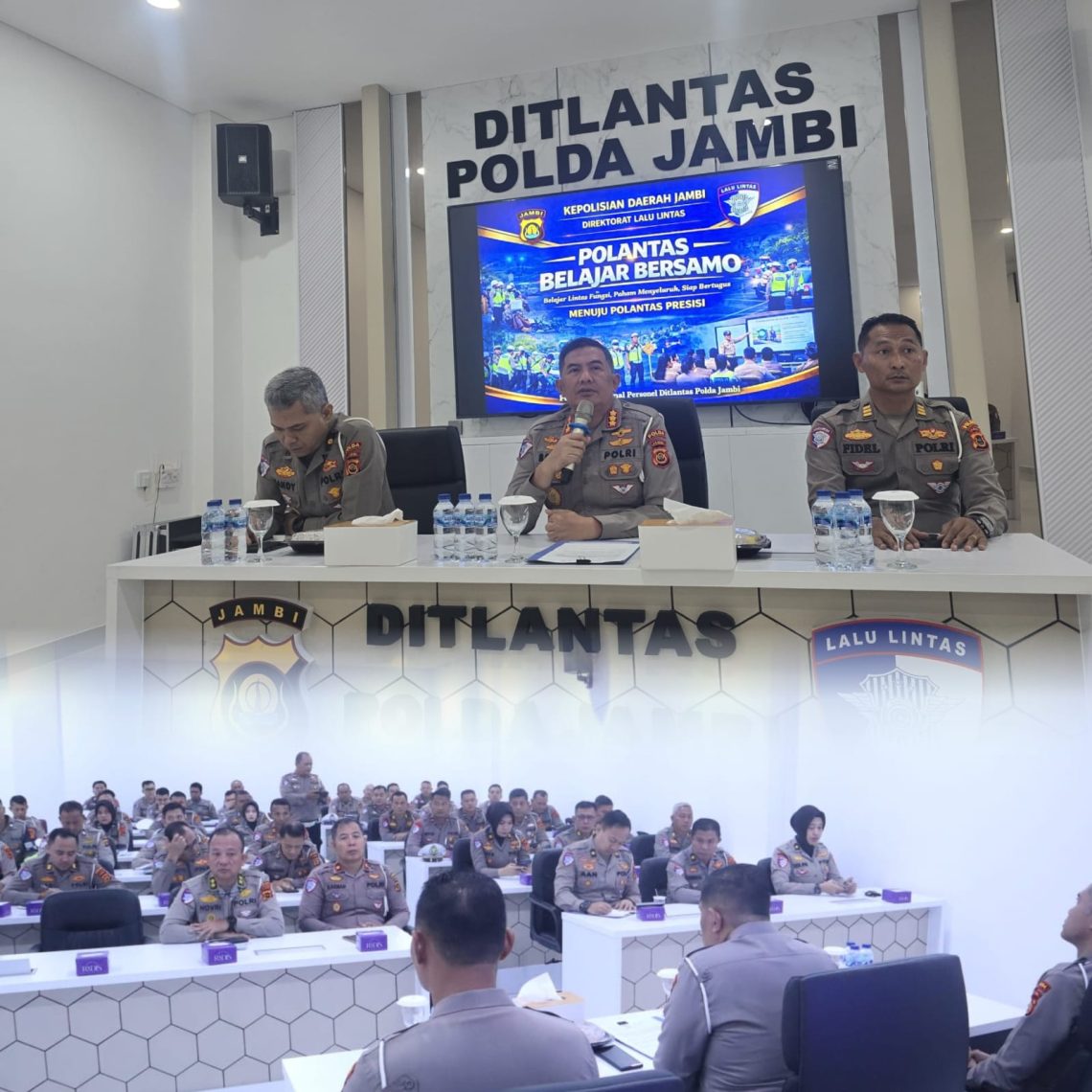 Dirlantas Polda Jambi Kombes Pol Adi Benny Cahyono saat membuka program “Polantas Belajar Bersamo” di Aula Cakra Ditlantas Polda Jambi, Selasa (7/4/2026). (Dok: Alpin)