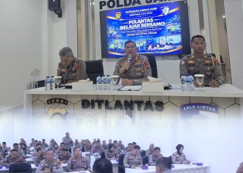 Dirlantas Polda Jambi Kombes Pol Adi Benny Cahyono saat membuka program “Polantas Belajar Bersamo” di Aula Cakra Ditlantas Polda Jambi, Selasa (7/4/2026). (Dok: Alpin)