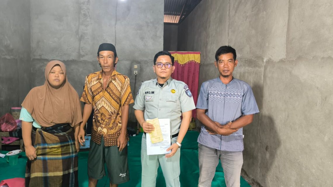 Petugas Jasa Raharja Wilayah Jambi menyerahkan santunan kepada ahli waris korban kecelakaan lalu lintas di Jalan Lingkar Selatan II, Kota Jambi, Minggu (5/4/2026) (Dok. Humas JR Jamb)